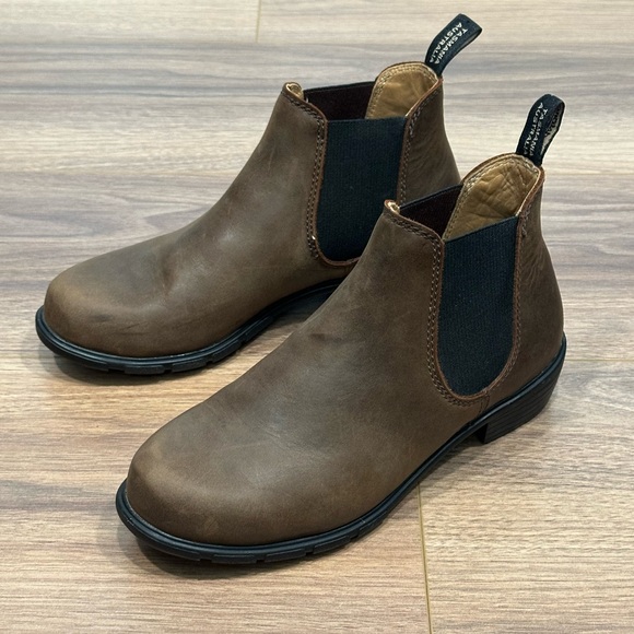 Blundstone Shoes - Blundstone Women’s #1970 Low Heel Chelsea Boots in Antique Brown Size 8